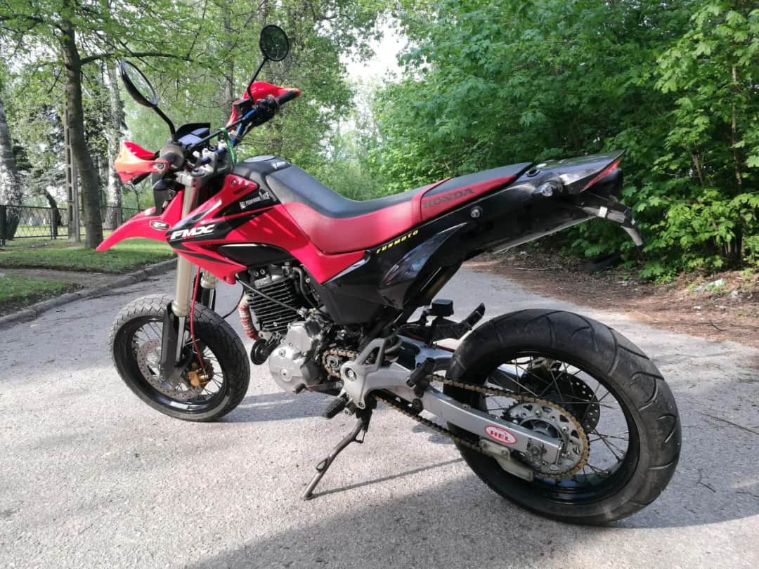 Honda FMX 650 ile ma koni? Sprawdź moc i osiągi tego motocykla