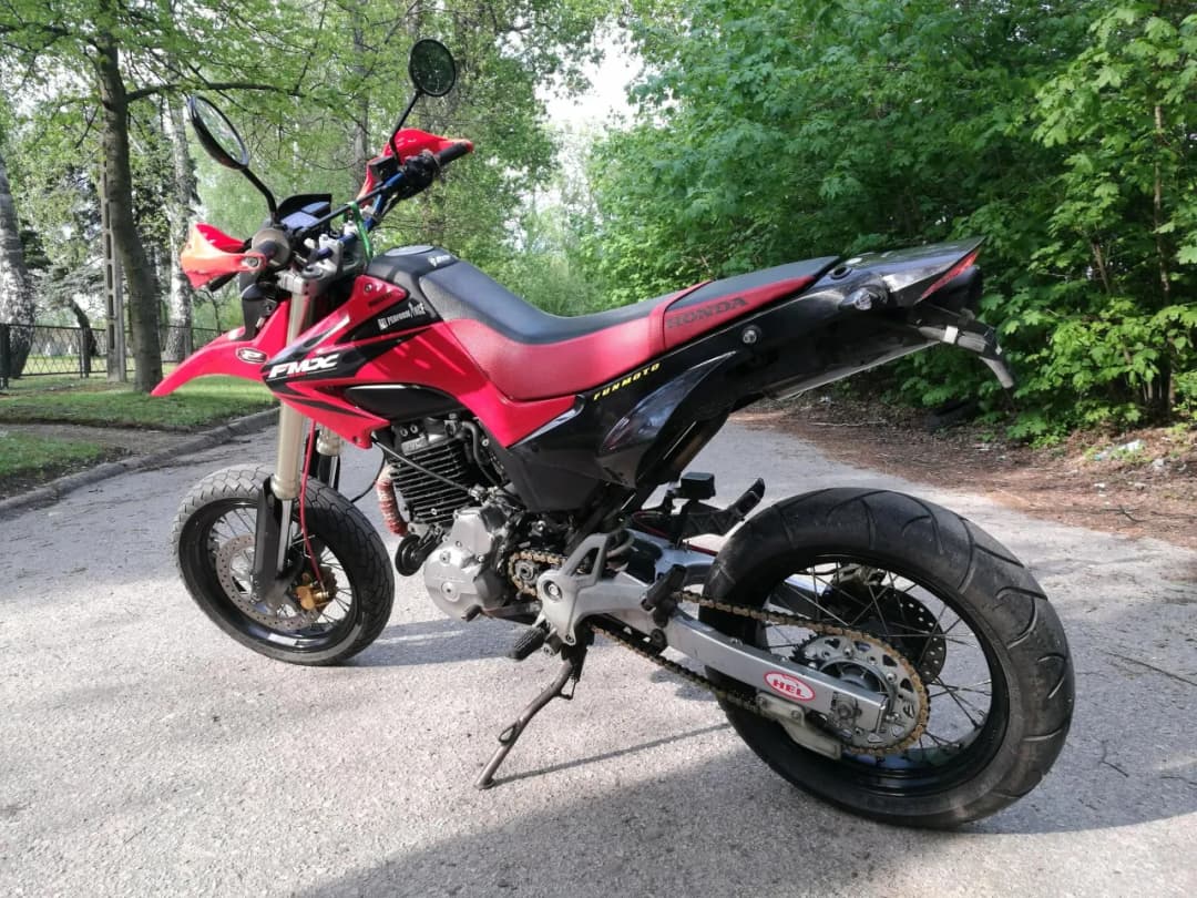 Honda FMX 650 ile ma koni? Sprawdź moc i osiągi tego motocykla