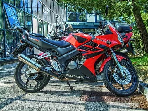 Honda CBR 125 ile ma koni? Odkryj moc i osiągi tego motocykla Honda CBR 125 ile ma koni? Odkryj moc i osiągi tego motocykla