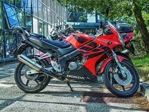 Honda CBR 125 ile ma koni? Odkryj moc i osiągi tego motocykla Honda CBR 125 ile ma koni? Odkryj moc i osiągi tego motocykla