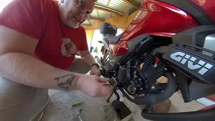 Gdzie jest filtr oleju w Honda CBR 125? Oto kluczowe informacje