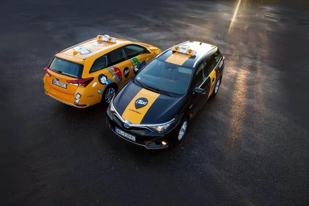 Ile kosztuje taxi z lotniska w Poznaniu na dworzec PKP? Sprawdź ceny!