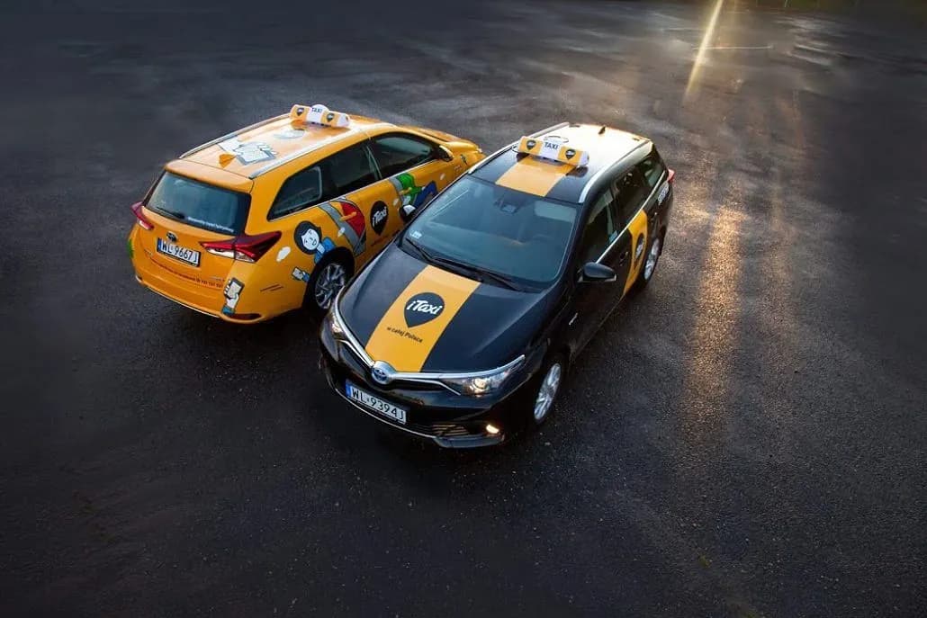 Ile kosztuje taxi z lotniska w Poznaniu na dworzec PKP? Sprawdź ceny!