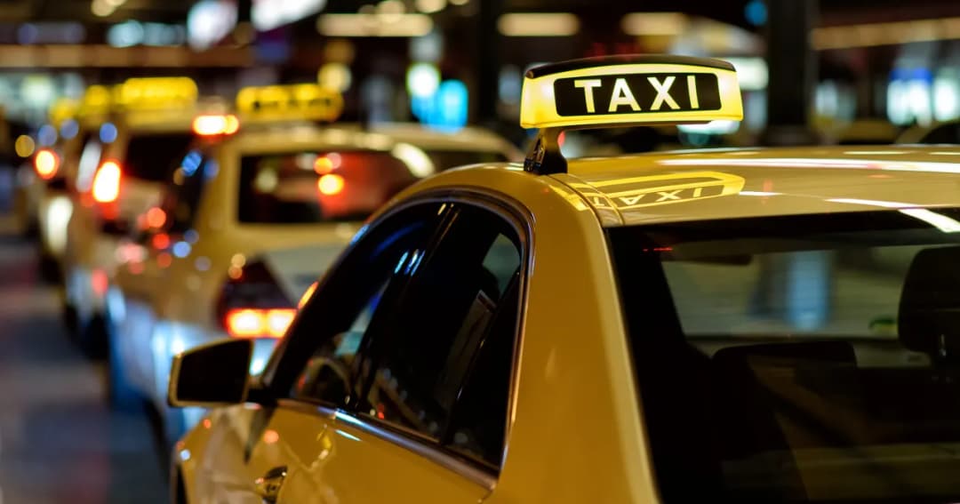 Ile kosztuje taxi na 10 km? Sprawdź, ile zapłacisz w różnych miastach
