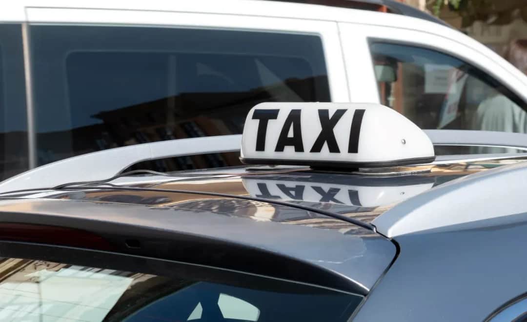 Ile zarabia kierowca taxi? Zaskakujące różnice w dochodach w Polsce