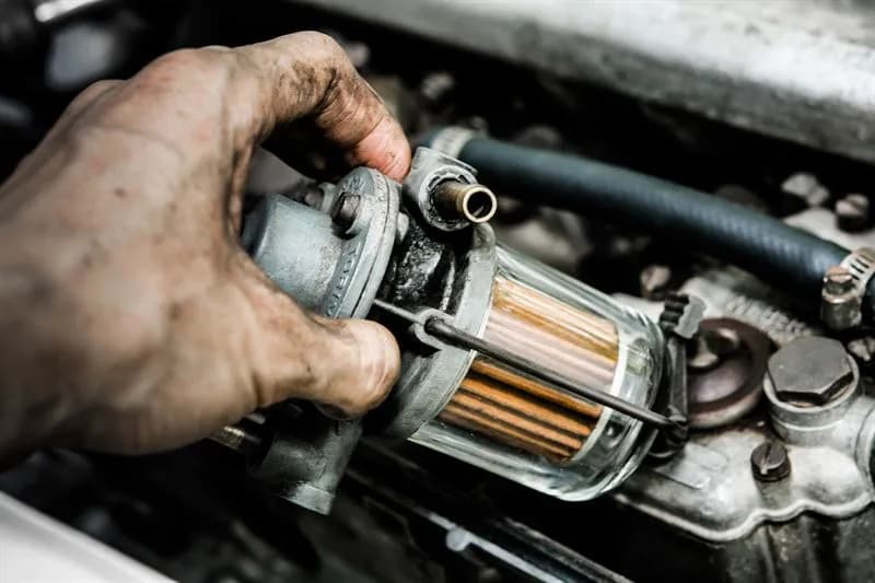 Gdzie jest filtr paliwa w toyota rav4 2.0 benzyna? Oto, co musisz wiedzieć