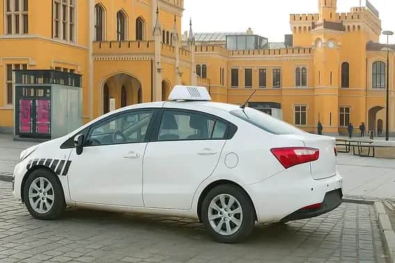 Uber czy taxi - co wybrać, aby uniknąć niepotrzebnych kosztów?