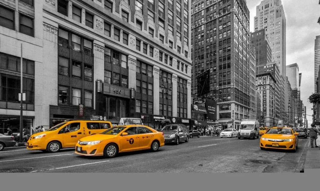 Ile kosztuje taxi za 100km? Sprawdź, by uniknąć wysokich opłat